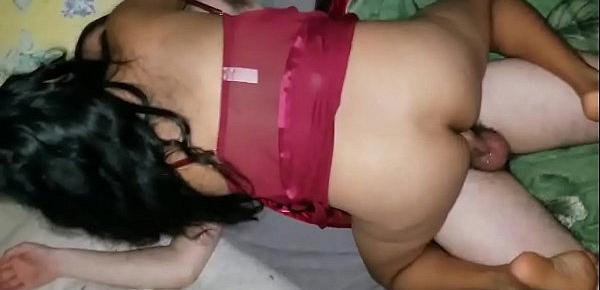 Mi esposo me regala una noche de placer con un joven vergudo y con mucho aguante